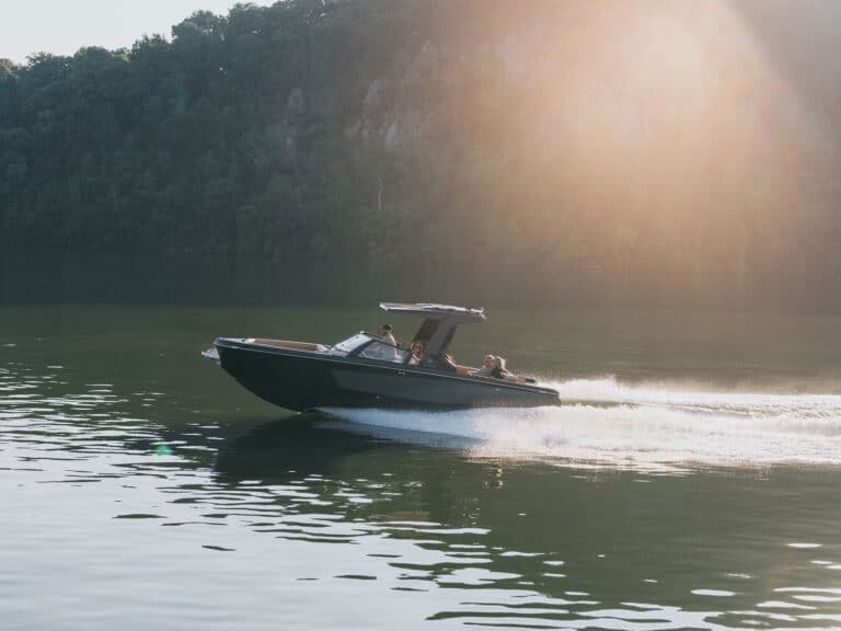 Aviara AV28S out on the lake